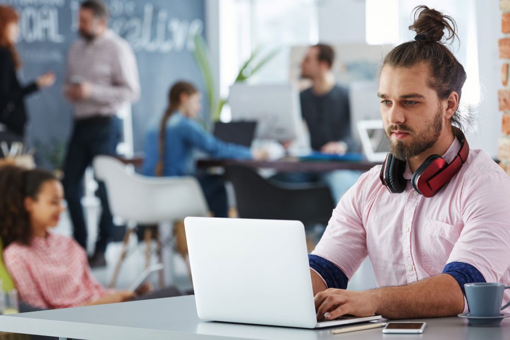 Empreendedor trabalhando no notebook